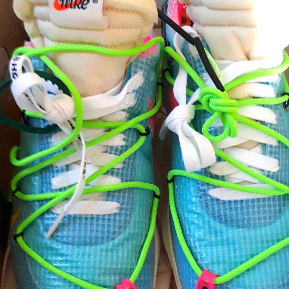 Tennis shoes
